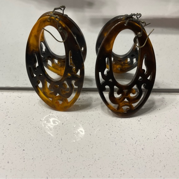 ~Vintage Tortoise Shell Patterned Earrings~ - Picture 3 of 5